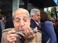 un simp�tico asistente a la manifestaci�n en las puertas de la sede de pp a favor de mar�a san gil nos dedica el himno de espa�a en su arm�nica. inclasificable