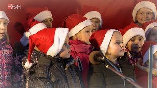 Koledování pod vánočním stromem se stalo tradicí