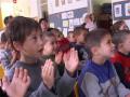ילדים של קיבץ מצר צופים ב ד.ו.ד.הנסיכה על הדשה היה היה נסיך, הוא רצה להתחתן עם נסיכה. רק שתהיה נסיכה אמיתית. הוא חיפש בכל העולם, אבל תמיד היה משהו לא בסדר: הוא פגש המון נסיכות, אבל האם הן אמיתיות? את זה הוא לא יכול היה לברר עד הסוף. תמיד היה אצלן משהו לא בסדר. ... 