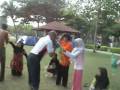 08menelanairlaut02