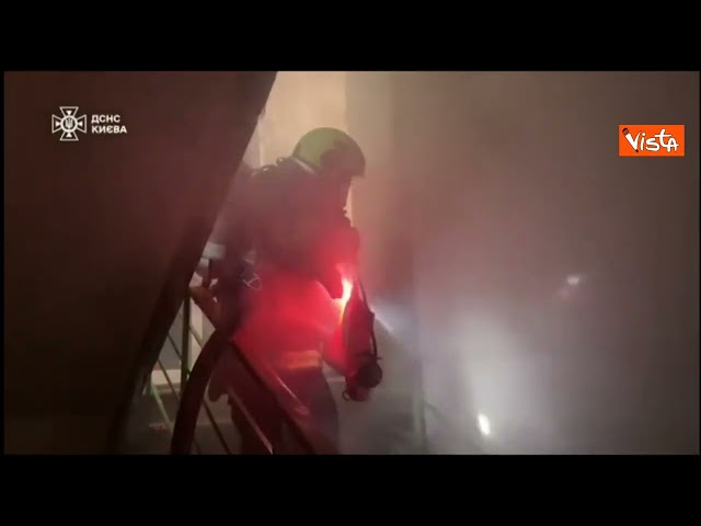 Attacco a Kiev, edifici sventrati e vittime civili. La popolazione costretta nei rifugi