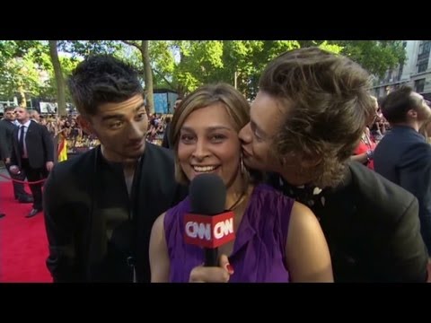 distract - One Direction singers Harry Styles and Zayn Malik distract CNN'sd Zain Verjee with a kiss during her live broadcast. More from CNN at http://www.cnn.com/