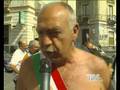 PATERNO'. SINDACO PROTESTA IN MUTANDE