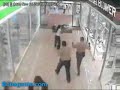Mulher bate com a cara no vidro