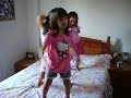 Naty e suas amiguinhas dançando