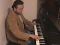 aqui estoy yo en el piano, inentandotoca esta pieza