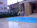 pulando na piscina
