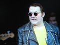 coluche , le blouson noir 1975
michel g�rard joseph colucci de son vrai nom, n� le 28 octobre 1944 dans le 14e arrondissement de paris, france - mort le 19 juin 1986 dans la commune de grasse, france, est un humoriste impertinent et un com�dien fran�ais.
revendiquant sa grossi�ret� mais � sans jamais tomber dans la vulgarit� � selon ses dires, l'humoriste a donn� tr�s rapidement par sa libert� d'expression un ton nouveau et critique dans le domaine du music-hall, en s'attaquant aux tabous, puis aux valeurs morales et politiques de la soci�t� contemporaine.
dans les ann�es 1970 puis 1980, il obtient des seconds r�les au cin�ma avant de tenir l'affiche puis d'obtenir un c�sar du meilleur acteur en 1984. en parall�le, dans un sketch parodiant une �mission radiophonique, il popularise le schmilblick.