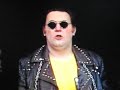 coluche , le blouson noir 1975
michel g�rard joseph colucci de son vrai nom, n� le 28 octobre 1944 dans le 14e arrondissement de paris, france - mort le 19 juin 1986 dans la commune de grasse, france, est un humoriste impertinent et un com�dien fran�ais.
revendiquant sa grossi�ret� mais � sans jamais tomber dans la vulgarit� � selon ses dires, l'humoriste a donn� tr�s rapidement par sa libert� d'expression un ton nouveau et critique dans le domaine du music-hall, en s'attaquant aux tabous, puis aux valeurs morales et politiques de la soci�t� contemporaine.
dans les ann�es 1970 puis 1980, il obtient des seconds r�les au cin�ma avant de tenir l'affiche puis d'obtenir un c�sar du meilleur acteur en 1984. en parall�le, dans un sketch parodiant une �mission radiophonique, il popularise le schmilblick.