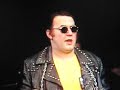 coluche , le blouson noir 1975
michel g�rard joseph colucci de son vrai nom, n� le 28 octobre 1944 dans le 14e arrondissement de paris, france - mort le 19 juin 1986 dans la commune de grasse, france, est un humoriste impertinent et un com�dien fran�ais.
revendiquant sa grossi�ret� mais � sans jamais tomber dans la vulgarit� � selon ses dires, l'humoriste a donn� tr�s rapidement par sa libert� d'expression un ton nouveau et critique dans le domaine du music-hall, en s'attaquant aux tabous, puis aux valeurs morales et politiques de la soci�t� contemporaine.
dans les ann�es 1970 puis 1980, il obtient des seconds r�les au cin�ma avant de tenir l'affiche puis d'obtenir un c�sar du meilleur acteur en 1984. en parall�le, dans un sketch parodiant une �mission radiophonique, il popularise le schmilblick.