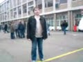 Antoine fais des pompes avec un sandwich .
