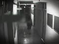 M�dchen geht durch die Wand