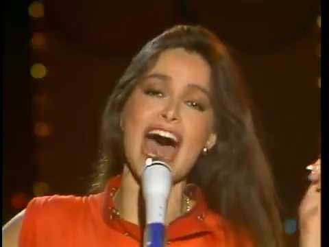 Daniela romo-La ocasion para amarnos-cantado en vivo.HQ.flv · "