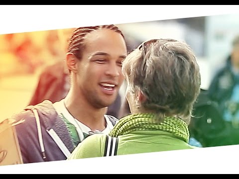 FREMDE LEUTE UMARMEN - Free Hugs | Simon Desue