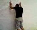 explicando su primer restregon cn una pared explicando su primer restregon cn una pared