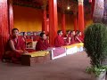 chants de moines tibetains au monastere de Jokhang