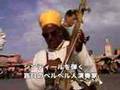 マラケシュの大道芸人 A street performer of Marrakech.