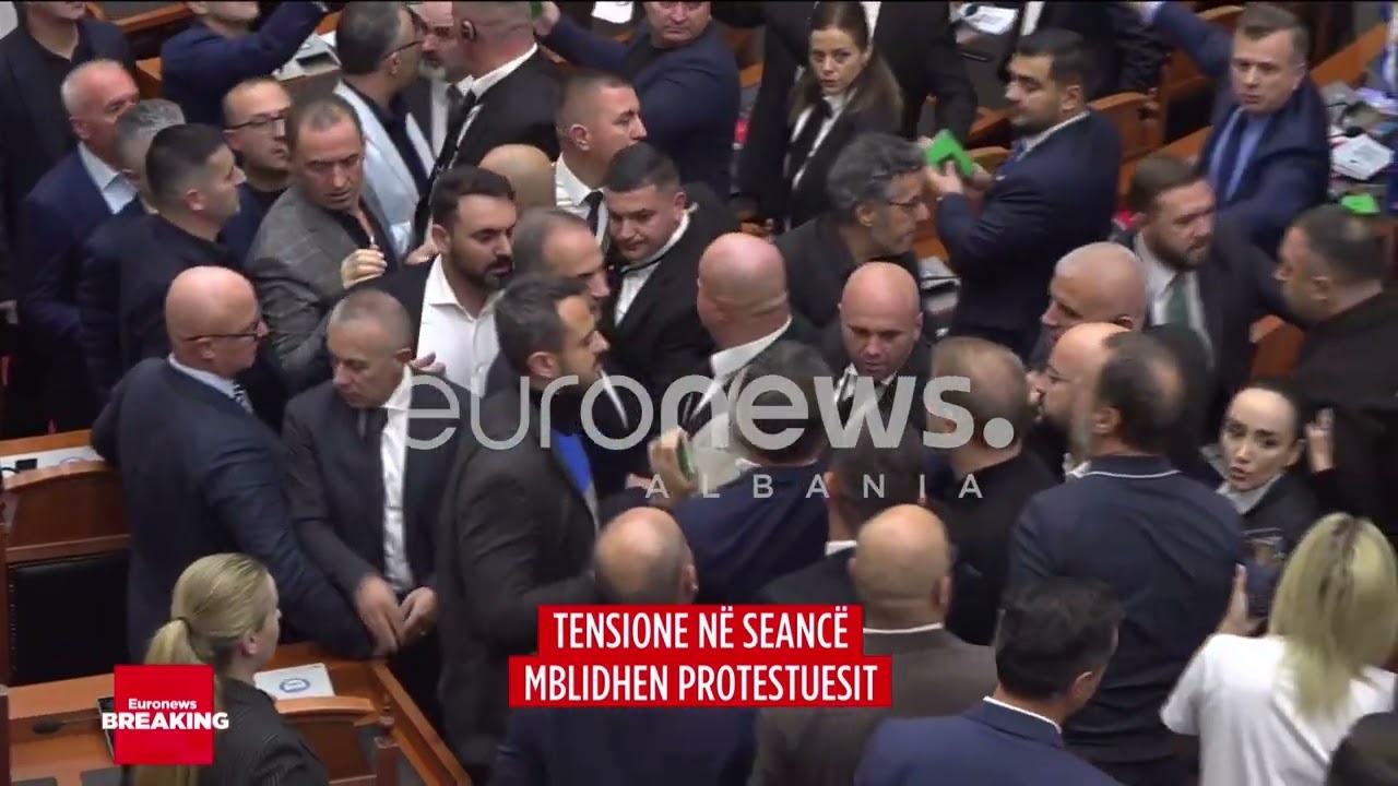 Përplasje fizike në Kuvendin e Shqipërisë, rrahje mes deputetëve (VIDEO)