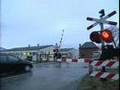 Auto komt onder trein in Roermond