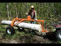 Voir aussi les photos sur Picasa: picasaweb.google.ca Située dans le bassin hydrographique du lac Bowker, l'érablière à hêtre de Pierre Dépôt fait l'objet d'une protection particulière lors des travaux sylvicoles. Voici d'ailleurs une démonstration de sa nouvelle débardeuse/débusqueuse ne comportant pas un essieu transversal traditionnel, mais dont la structure en forme d'arche permet de déplacer des billes de bois sans laisser de trace dans la forêt, à l'aide d'un VTT utilitaire. Contrairement à une débusqueuse conventionnelle, le LogRite ATV Arch soulève entièrement les billes de bois de moins de 10 pieds de longueur, réduisant ainsi l'érosion des sols et assurant la protection des cours d'eau. Autre avantage, les billes étant propres, la scie à chaîne et la lame d'un moulin à scie portatif de type Wood-Mizer maintiennent leur affûtage. Cet équipement léger provient du Connecticut aux États-Unis, et son utilisation se répand dans les États de la Nouvelle-Angleterre, où on privilégie les opérations forestières à faible impact. Le LogRite est la modernisation d'une vieille invention: le Triqueballe. www.languefrancaise.net Pour bien fixer les choses, voici le triqueballe, dont le Robert historique nous dit qu'il a servi à former tribaler, 