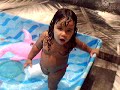 Bruninha e Sinho na piscina