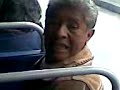 Anciana peleando en el Transmilenio