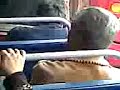 Anciana peleando en el Transmilenio