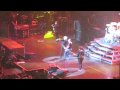 Green Day: a Bologna dei ragazzi suonano sul palco. Poi Billie Joe Armstrong Bestemmia. (Video)