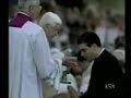 Fiéis recebem, do Papa, a Eucaristia de joelhos e na boca Fiéis recebem, do Papa, a Eucaristia de joelhos e na boca