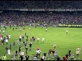 Supporters lyonnais envahissent la pelouse de Gerland