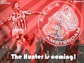 volledige naam klaas jan huntelaar 
bijnaam the hunter, tenderfoot, hunt'ler, doelpuntelaar 
geboortedatum 12 augustus 1983 
geboorteplaats voor-drempt , nederland 
lengte 186 cm 
gewicht 78 kg 
geschiedenis
huntelaar begon zijn voetballoopbaan bij de lokale voetbalvereniging h&k in zijn woonplaats hummelo (in 2003 gefuseerd met drempt vooruit tot hc'03). na advies van psv- scout jeroen karssies begon hij met een jeugdopleiding bij de graafschap. in 2000 verhuisde hij naar de jeugdopleiding van psv, waar hij in de jeugdcompetitie van de nationale a-jeugd veelvuldig scoorde en als een zeer groot talent te boek stond. uiteindelijk zou hij slechts ��n keer aan spelen toekomen in het eerste elftal van psv, op 23 november 2002 in de wedstrijd rbc roosendaal - psv (0-3) viel hij na 76 minuten in voor mateja ke?man. de spits werd voor een half seizoen verhuurd aan de graafschap. het jaar daarna werd huntelaar verhuurd aan agovv apeldoorn. daar maakte hij naam en faam door met 26 doelpunten topscorer van de eerste divisie te worden. psv bood hem de optie om een nieuw contract te tekenen, om hem voor het volgende seizoen opnieuw te kunnen uitlenen. huntelaar zag niets in deze constructie en tekende een contract bij sc heerenveen. trainer guus hiddink vond huntelaar overigens te licht voor de echte top. vanaf 1 juli 2004 speelde huntelaar bij heerenveen, waar hij in 46 competitiewedstrijden 33 keer scoorde. sinds januari 2006 speelt hij zijn wedstrijden voor ajax. in het seizoen 2005/2006 scoorde hij in een geheel seizoen met europacups en jeugd-interlands meegerekend, in totaal 54 keer waardoor hij 2e staat op de ranglijst van nederlandse topschutters in de afgelopen 50 jaar.
nationaal elftal
huntelaar heeft voor jong oranje gespeeld waar hij de topscorer allertijden is met 18 doelpunten en het europees kampioenschap voetbal onder 21 van 2006 won. hij heeft op dit moment negen interlands voor het nederlands elftal gespeeld, waarin hij 3 keer scoorde. op 21 april 2006 werd hij door bondscoach marco van basten op de voorlopige lijst van 33 spelers voor het wereldkampioenschap voetbal 2006 in duitsland geplaatst. op 14 mei 2006 bleek hij een van de afvallers te zijn. spitsen dirk kuijt, ruud van nistelrooy en jan vennegoor of hesselink mochten wel mee. op 16 augustus maakte hij echter zijn debuut in een vriendschappelijke wedstrijd tegen ierland (die nederland won met 4-0). hierbij gaf huntelaar 2 assists en scoorde hij zelf ook twee keer. de laatste keer dat een debutant van oranje twee keer scoorde was dick nanninga in 1978. op 17 oktober 2007 maakte huntelaar in het ek-kwalificatieduel met sloveni� (2-0) het tweede doelpunt op aangeven van voormalig teamgenoot ryan babel.
de achterhoeker tekende in december 2005 voor ajax. even leek de transfer alsnog af te ketsen, maar na onderhandeling werd er uiteindelijk overeenstemming bereikt over de transfersom, die uiteindelijk 9,5 miljoen euro zou bedragen. hij begon met de eerste training op 8 januari 2006, waardoor huntelaar het record van 19 competitie-doelpunten per seizoen van sc heerenveen net mis liep. bij ajax veroverde huntelaar meteen een basisplaats als spits en scoorde hij enkele beslissende doelpunten. in het totaal maakte huntelaar in dat seizoen 33 treffers. hiermee was hij de onbetwiste topscorer van het seizoen, was hij de 17e speler die 30 of meer goals in een seizoen maakt en bereikte hij daarmee de top tien van spelers met de meeste doelpunten in ��n seizoen. ook maakte hij zijn bijnaam 