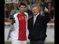 volledige naam klaas jan huntelaar 
bijnaam the hunter, tenderfoot, hunt'ler, doelpuntelaar 
geboortedatum 12 augustus 1983 
geboorteplaats voor-drempt , nederland 
lengte 186 cm 
gewicht 78 kg 
geschiedenis
huntelaar begon zijn voetballoopbaan bij de lokale voetbalvereniging h&k in zijn woonplaats hummelo (in 2003 gefuseerd met drempt vooruit tot hc'03). na advies van psv- scout jeroen karssies begon hij met een jeugdopleiding bij de graafschap. in 2000 verhuisde hij naar de jeugdopleiding van psv, waar hij in de jeugdcompetitie van de nationale a-jeugd veelvuldig scoorde en als een zeer groot talent te boek stond. uiteindelijk zou hij slechts ��n keer aan spelen toekomen in het eerste elftal van psv, op 23 november 2002 in de wedstrijd rbc roosendaal - psv (0-3) viel hij na 76 minuten in voor mateja ke?man. de spits werd voor een half seizoen verhuurd aan de graafschap. het jaar daarna werd huntelaar verhuurd aan agovv apeldoorn. daar maakte hij naam en faam door met 26 doelpunten topscorer van de eerste divisie te worden. psv bood hem de optie om een nieuw contract te tekenen, om hem voor het volgende seizoen opnieuw te kunnen uitlenen. huntelaar zag niets in deze constructie en tekende een contract bij sc heerenveen. trainer guus hiddink vond huntelaar overigens te licht voor de echte top. vanaf 1 juli 2004 speelde huntelaar bij heerenveen, waar hij in 46 competitiewedstrijden 33 keer scoorde. sinds januari 2006 speelt hij zijn wedstrijden voor ajax. in het seizoen 2005/2006 scoorde hij in een geheel seizoen met europacups en jeugd-interlands meegerekend, in totaal 54 keer waardoor hij 2e staat op de ranglijst van nederlandse topschutters in de afgelopen 50 jaar.
nationaal elftal
huntelaar heeft voor jong oranje gespeeld waar hij de topscorer allertijden is met 18 doelpunten en het europees kampioenschap voetbal onder 21 van 2006 won. hij heeft op dit moment negen interlands voor het nederlands elftal gespeeld, waarin hij 3 keer scoorde. op 21 april 2006 werd hij door bondscoach marco van basten op de voorlopige lijst van 33 spelers voor het wereldkampioenschap voetbal 2006 in duitsland geplaatst. op 14 mei 2006 bleek hij een van de afvallers te zijn. spitsen dirk kuijt, ruud van nistelrooy en jan vennegoor of hesselink mochten wel mee. op 16 augustus maakte hij echter zijn debuut in een vriendschappelijke wedstrijd tegen ierland (die nederland won met 4-0). hierbij gaf huntelaar 2 assists en scoorde hij zelf ook twee keer. de laatste keer dat een debutant van oranje twee keer scoorde was dick nanninga in 1978. op 17 oktober 2007 maakte huntelaar in het ek-kwalificatieduel met sloveni� (2-0) het tweede doelpunt op aangeven van voormalig teamgenoot ryan babel.
de achterhoeker tekende in december 2005 voor ajax. even leek de transfer alsnog af te ketsen, maar na onderhandeling werd er uiteindelijk overeenstemming bereikt over de transfersom, die uiteindelijk 9,5 miljoen euro zou bedragen. hij begon met de eerste training op 8 januari 2006, waardoor huntelaar het record van 19 competitie-doelpunten per seizoen van sc heerenveen net mis liep. bij ajax veroverde huntelaar meteen een basisplaats als spits en scoorde hij enkele beslissende doelpunten. in het totaal maakte huntelaar in dat seizoen 33 treffers. hiermee was hij de onbetwiste topscorer van het seizoen, was hij de 17e speler die 30 of meer goals in een seizoen maakt en bereikte hij daarmee de top tien van spelers met de meeste doelpunten in ��n seizoen. ook maakte hij zijn bijnaam 