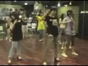 是在舞蹈室的鏡子反射的呢～～～