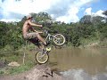 salto de bike na agua