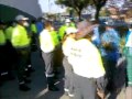 Trabajadores municipales retiran propaganda del FMLN