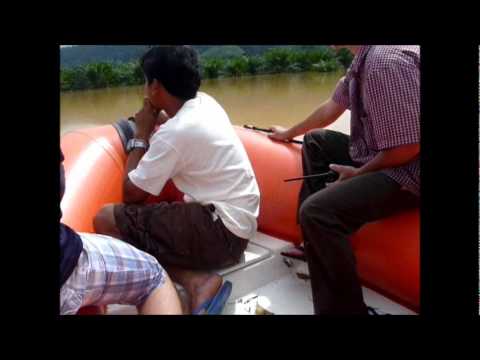กุ้ภัย - เพื่อนสมาชิกกุ้ภัยตะกั่วป่า นำเรือยางช่วยเหลือน้ำท่วมตะกั่วป่า วันที่ 11 กันยายน 2554.