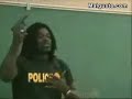 policia dando una demostracion