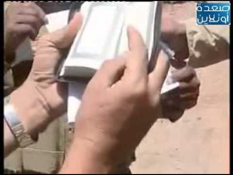 الحوثيون يضعون صورة حسين بدر الدين الحوثي وشعارهم في المصحف الشريف