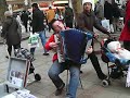 Ivan Hajek spielt Akkordeon in München