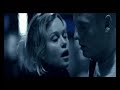 director: nikolaj arcel.
guionistas: nikolaj arcel, rasmus heisterberg.
actores: anders w. berthelsen (ulrik torp, periodista), s�ren pilmark (erik dreier jensen), nastja arcel (lone kjeldsen), nicolas bro (henrik moll), lars mikkelsen (peter schou), ulf pilgaard (gunnar torp), jesper langberg (aksel bruun).

a solo una semana de las elecciones generales danesas el partido llamado a ganarlas pierde en un accidente de tr�fico a su cabeza de partido. una lucha tit�nica se desata entre los dos posibles sucesores, lone kjeldsen y erik dreier, ya que su sucesor se convertir� sin lugar a dudas en el futuro presidente de la naci�n. mientras tanto en la redacci�n del prestigioso peri�dico dagbladet, a ulrik torp que lleva trabajando all� solo cuatro meses y medio, se le asciende a corresponsal del parlamento. al principio duda, ya que cree que solo le han dado la oportunidad porque es el hijo del antiguo ministro de justicia. sin embargo cuando su primer art�culo sobre un desfalco efectuado posiblemente por el marido de lone kjeldsen, aparece en portada, se convence de su talento period�stico. aunque �por qu� un remitente an�nimo empieza a enviarle informaci�n para desprestigiar al marido de lone? �o por qu� incluso desde la redacci�n de su peri�dico se le anima a publicar esa informaci�n sin comprobarla debidamente? pronto descubrir� con la ayuda de henrik moll, un periodista aut�nomo los trapicheos, manipulaciones y los juegos de poder llevados a cabo por un pol�tico y su spindoctor. 
un spindoctor es un periodista, jefe de prensa, etc. que trabaja para un pol�tico, su misi�n es la de desprestigiar al rival del pol�tico para qui�n trabaja, a cambio de un buen puesto o dinero. generalmente se produce entre pol�ticos de distintos partidos, aunque no necesariamente. una parte de la prensa colabora con el spindoctor, �l les proporciona jugosas noticias de esc�ndalos, a menudo exageradas o falsas, con las que consigue malograr el posible �xito de su rival sin ensuciar las manos del pol�tico para quien trabaja, los periodistas que colaboran a su vez consiguen prestigio profesional y posteriormente altos puestos. 
esta pel�cula est� basada en la novela de niels krause-kj�r. que trabaj� como jefe de prensa del partido conservador dan�s venstre y que tambi�n fue spindoctor del mismo partido.
esta pel�cula no ha sido estrenada en ning�n pa�s de habla hispana, ni tampoco se encuentra disponible en castellano, aunque s� la podr�is encontrar en ingl�s. francamente os la recomiendo.