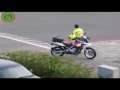 Politie Agent Wil Vechten Zonder Wapen HD
