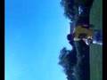 jongle avec un ballon de foot
