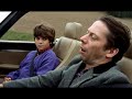 El 8 de diciembre de 1995, un brutal accidente hunde a Jean-Dominique Bauby, periodista francés y padre de dos niños, en un coma profundo. Al despertar, sus funciones motrices se han deteriorado tan