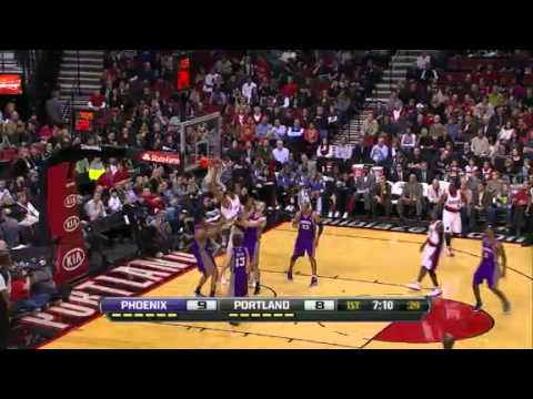 LaMarcus Aldridge dunks on the Phoenix Suns