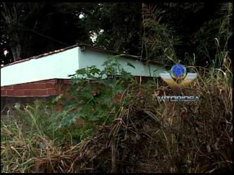 Moradores passam por ricos com lote abandonado