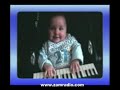 Smesno-Beba-svira-u-