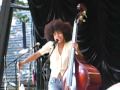 videos de Esperanza Spalding part 5 singing a Nina Simone song