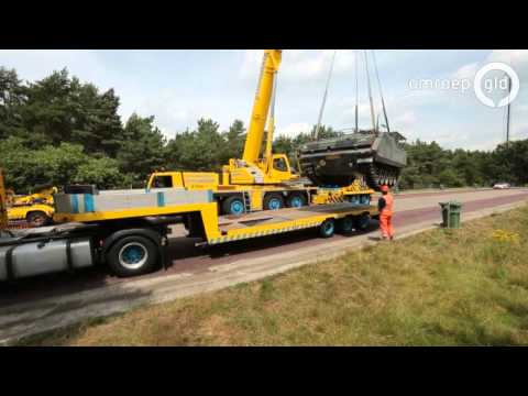 Met gestolen rupsvoertuig A28 op