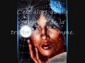 Pour toutes les femmesLa femme était étoile et scintillait nuit et jour dans le ciel.Un jour, par un phénomène que les astres piétinés refusent d'expliquer,L'homme fut propulsé sur terre.Il portait la souffrance dans le corps,Il gémissait nuit et jour et l'étoile souffrait de le voir souffrir.Ne pouvant plus supporter ces plaintes qui lacéraient ses chairs,Elle voulut lui offrir son aide.Elle apporta avec elle des containers entiers de lumièreNuit et jour, elle le veilla.Elle lui donna la lumière et l'amour en abondanceIl se retrouva très vite sur pied.Considérant que sa mission s'achevaitEt qu'il était temps de regagner sa place dans les astres,Elle fit ses bagages et voulut s'en aller.C'est alors qu'elle s'aperçut de la traîtrise de l'homme.Pour l'obliger à rester,Il avait dérobé les containers de lumière et encerclé sa maison d'un fil de fer.L'étoile ne pouvait plus partir.Elle était prisonnière.Elle supplia, elle pleura,L'homme ne voulait rien entendre, il disait :« J'ai besoin de toi pour monter, je ne peux souffrir ton absence »,Elle hurlait sa douleur,Il s'accrochait à ses mots.Elle pleura pendant sept jours et sept nuitsSes larmes formèrent la mer,les rivières,les marigots et les lacs.