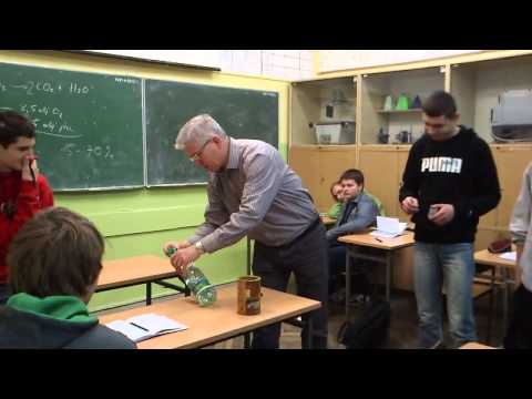 Strzelanie z karbidu na lekcji chemii. Tak to powinno wyglądać